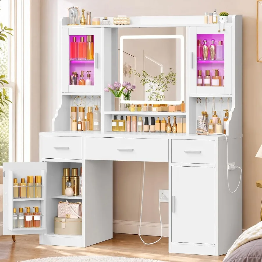 Makeup - Schminktisch mit Spiegel und Beleuchtung für